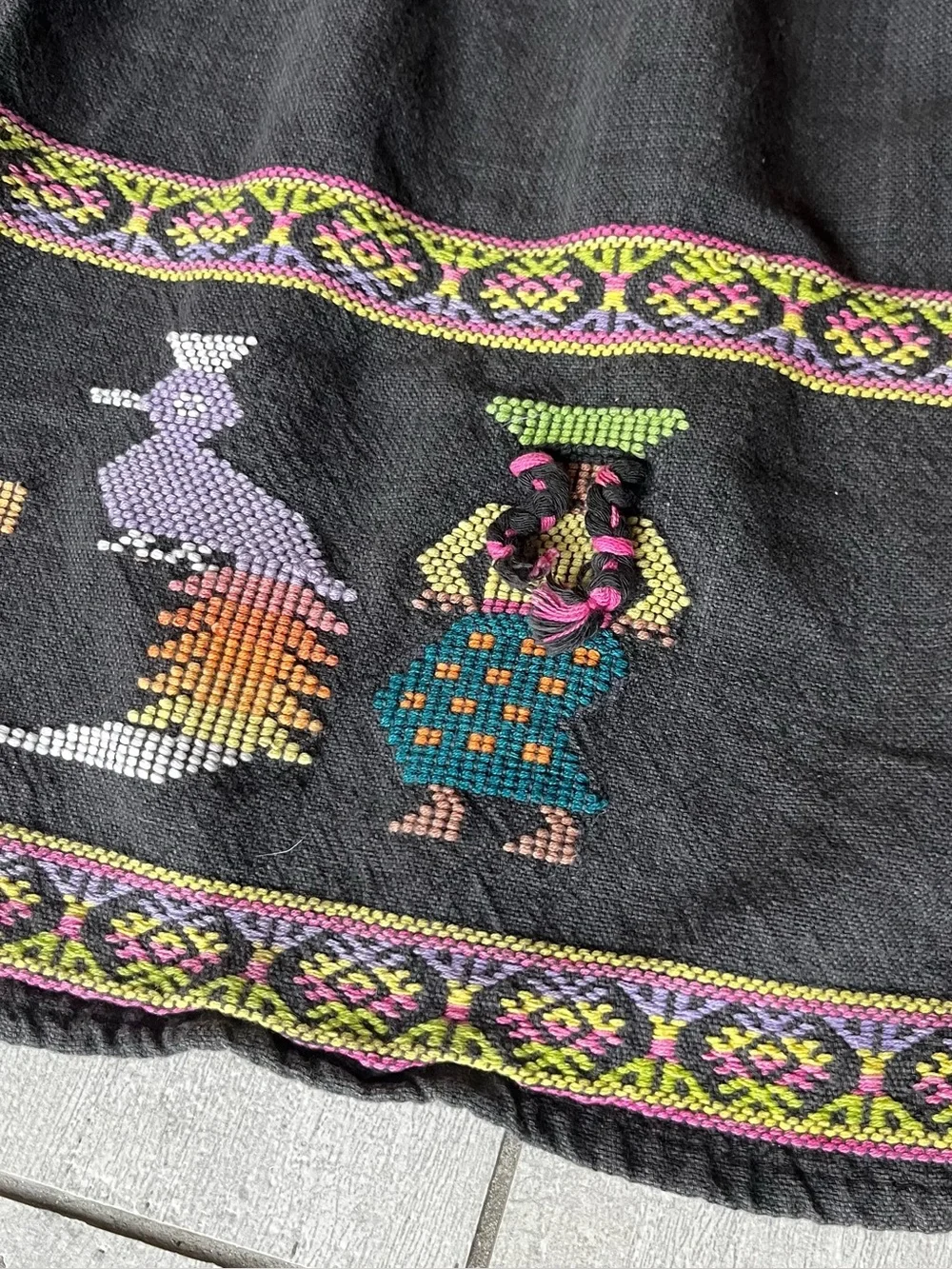 Vtg 70's‎ South American Dancers Hand Embroidered Apron Black Cotton Tie Back